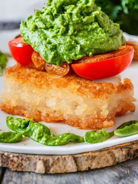 Crispy rice cakes topped with tomatoes and pesto Crispy Rice In Air Fryer, Rice Squares Fried, Crispy Rice Bites, Air Fryer Rice Cakes, Air Fryer Crispy Rice, Crispy Rice Squares, Crispy Rice Sushi, Crispy Rice Cakes, Vegan Superbowl Snacks