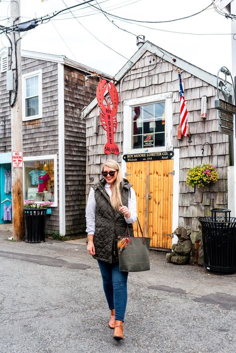 Fall Road Trip Outfit, New England Fall Outfits, Nantucket Outfit, Maine Fashion, Fall Vacation Outfits, England Outfits, Fall Capes, Rockport Massachusetts, Winter Vacation Outfits