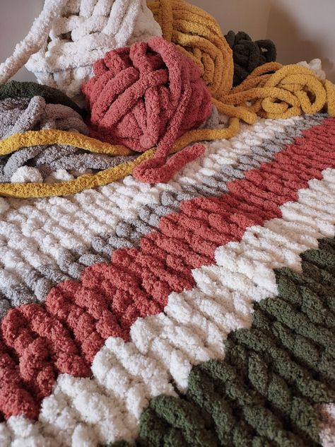 Knit Blanket Color Schemes, Chunky Blanket Color Ideas, Chunky Knit Blanket Pattern Color Combos, Chunky Yarn Crochet Pattern, Chunky Blanket Diy, Diy Finger Knitting, Chunky Knit Blanket Pattern, Chunky Knit Blankets, Chunky Yarn Blanket