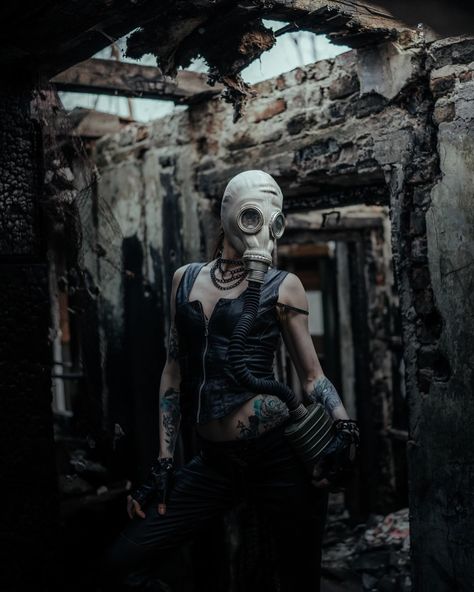 Post Apocalyptic Photoshoot, Apocalypse Photoshoot, Avant Apocalypse, Apocalypse Aesthetic, Post Apo, Alternative Model, Apocalypse Art, Post Apocalypse, Drawing Inspo