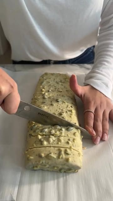 Keto Pistachio Cookies, Pistachio Desserts Easy, Healthy Pistachio Dessert, Pistachio Desert, Pistachios Dessert, Pistachio Biscuits, Pistachio Dessert Recipes, White Chocolate Recipes Easy, Pistachio Rolls