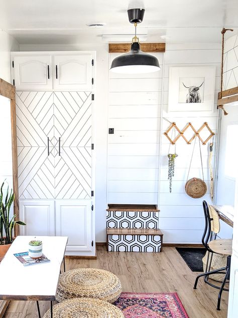 This family transformed their RV into a tiny modern farmhouse! Featuring @WhiteHouseMuddyFeet on MountainModernLife.com #rvreno #rvtour #campermakeover #rvrenovation #rvinspiration #tinyhome #modernfarmhouse #fifthwheel #camper Tiny Modern Farmhouse, Trailer Makeover, Camper Vintage, Camper Trailer Remodel, Diy Camper Remodel, Living Vintage, Rv Renovations, Camper Remodel, Camper Makeover