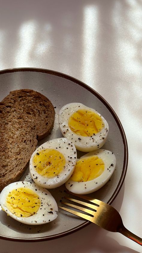 Bread And Egg, Toast Aesthetic, Food Captions, Healthy Food Menu, Healthy Food Inspiration, Makanan Diet, Food Babe, Healthy Food Dishes, Healthy Food Motivation