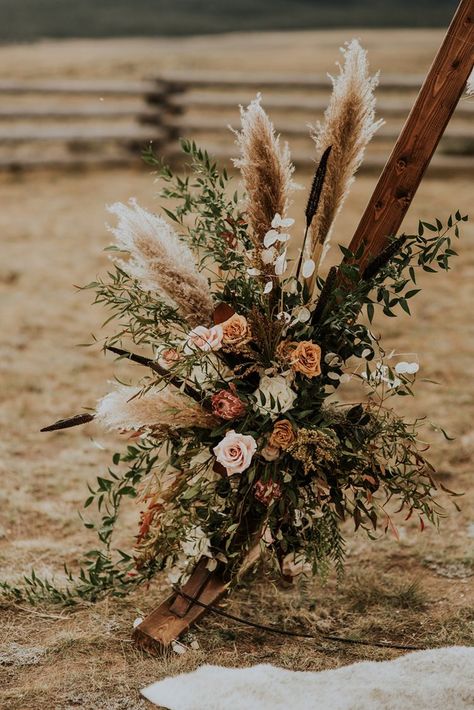 We like this idea, if it was at the top of the arch (not bottom): Boho Arbor Flowers, Boho Arbor Wedding, Smith Wedding, Rent House, Minimalist Dekor, Western Themed Wedding, Wedding Ceremony Ideas, Court Wedding, Boho Wedding Flowers