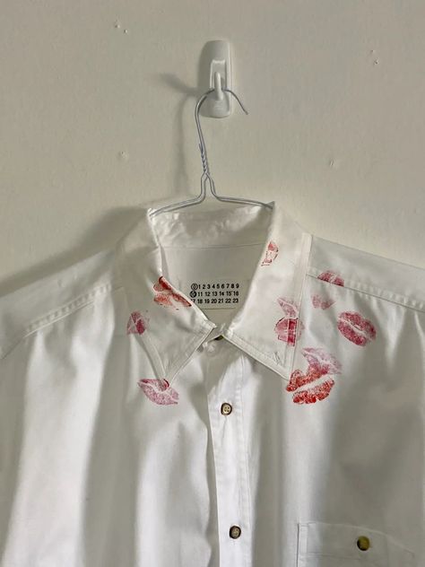 one of the 45 margiela artisanal « Kiss » shirts that exists in the world Kiss Shirt Outfit, Margiela Kiss Shirt, Lipstick Stain, Men's Tops, Outfit Look, Raf Simons, Aesthetic Outfits, Shirt Outfit