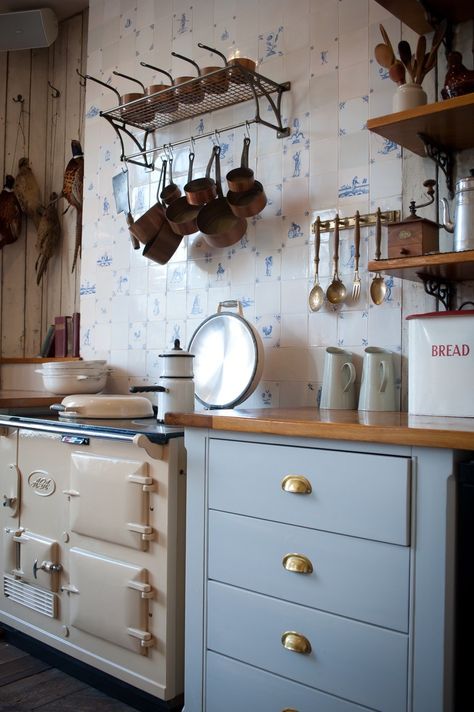 Kitchen Backsplash Trends, Backsplash Patterns, Arch Designs, Sleek Bathroom, Delft Tiles, Farmhouse Inspiration, Dream Cottage, Cottage Life, Vintage Tile