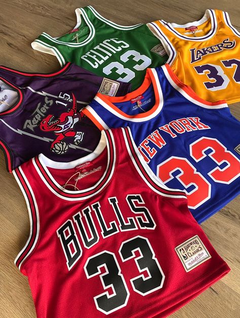 cropped jersey szn😍 #instastreetwear #ootdinspo #womensstreetwear #sneakerhead #streetwear #streetstyle #streetwearstyle #fashioninspo #dailyoutfit #ootdfashion #styleinspiration #stylebyme Cropped Basketball Jersey, Throwback Jersey Outfit, Basketball Jersey Outfit Women, Summer Streetwear Women, Shopping Fits, Streetwear Jersey, Cropped Jersey, Jersey Fashion, 90s Fits