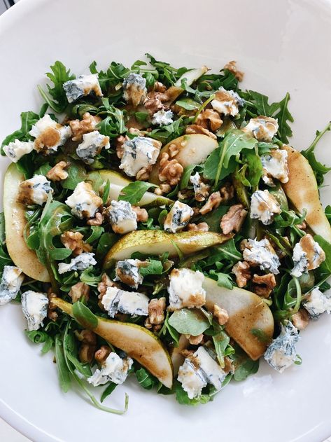 Pear Gorgonzola Salad, Pear Gorgonzola, Honey Balsamic Dressing, Gorgonzola Salad, Rocket Salad, Food Beautiful, Honey Balsamic, Simple Salad, Pear Salad