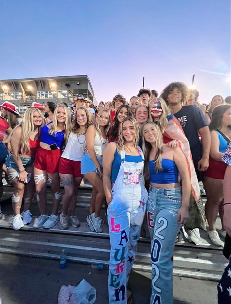 friday night lights Friday Night Lights Outfits, 2enior Ye4r, High School Vibes, Football Game Outfits, High School Aesthetic, Student Section, Theme Pics, Football Cheer, Football Game Outfit