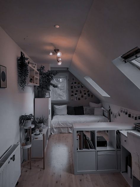 Room decoration Attic Room Closet Ideas, Room Inspiration Bedroom Slanted Roof, Room With Sloped Ceiling Ideas, Small Room Ideas Slanted Roof, Roof Room Ideas Bedrooms, Triangle Attic Room, Sloping Ceilings Bedroom, Room Decor Ideas Slanted Ceilings, Slanted Room Ideas Angled Ceilings