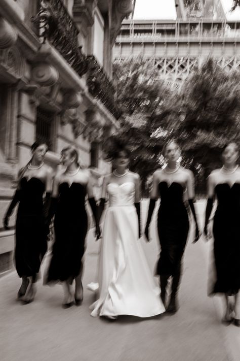 Photoshoot in Paris with bridesmaids. Black hats, black gloves Parisian Bridesmaid Dresses, Editorial Bridesmaid Photos, Bridesmaid Pictures, Bridesmaid Photoshoot, Anti Bride, Black Bridesmaids, Instagram Paris, Bridesmaids Photos, Bride Inspiration