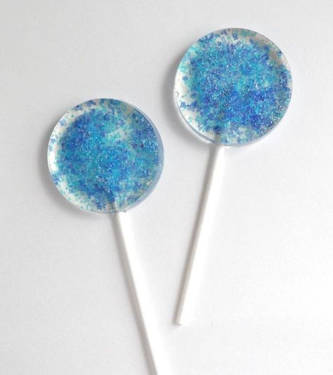 Frozen Lollipops, Baby Shower Lollipops, Blue Lollipop, Hard Candy Lollipops, Lollipop Party, Candy Lollipops, Frozen Themed Birthday Party, Colored Sugar, Frozen Themed