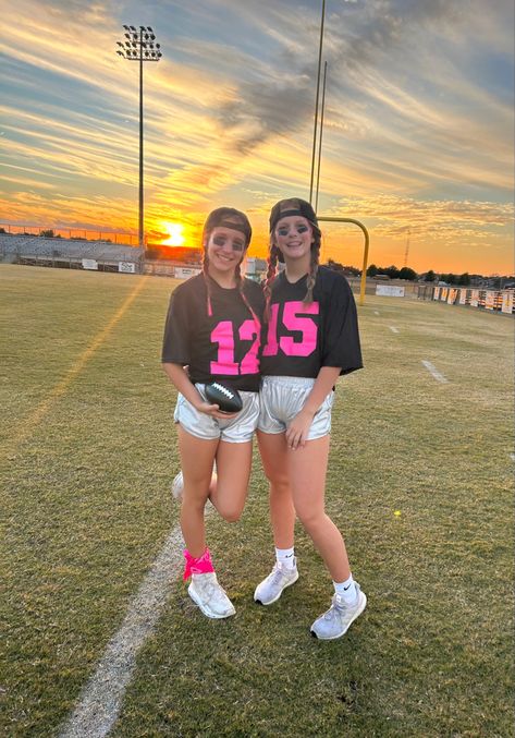 Girls Football Player Halloween Costume, Cute Twin Outfits, Halloween Sports Costumes, Football Costume Girl, Halloween Preppy Costumes, Football Costumes, Preppy Football Player Halloween Costume, Matching Friend Costumes, Preppy Halloween Costume Ideas