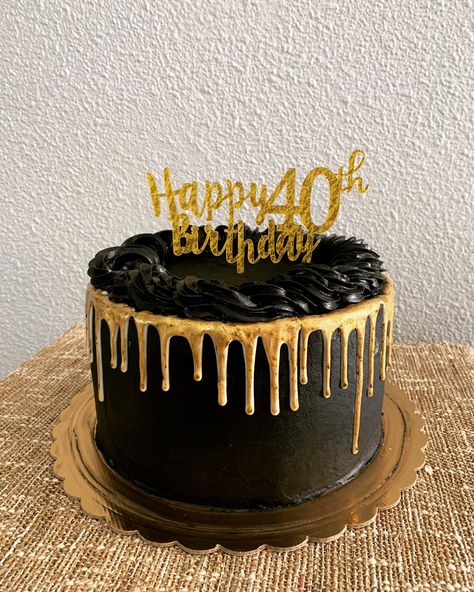 Black Cake Gold Drip, Cake Bottom Borders, Black Gold Cake Ideas, Simple Black And Gold Cake, Graduation Cake Black And Gold, Black And Gold 40th Birthday Cake, Black And Gold Birthday Cake Men, Black And Gold Birthday Cake For Him, Black And Gold Theme Cake