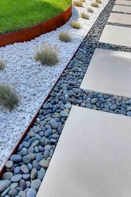 Pre-made concrete pads and custom slabs make beautiful walkways Yard Edging, Front Yard Walkway, Walkway Landscaping, Diy Backyard Patio, Patio Steps, Stone Landscaping, Walkways Paths, Garden Flower Beds, Garden Privacy