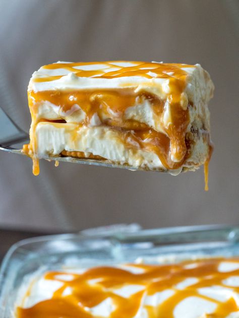 Caramel Icebox Cake, Ritz Cracker Crust, Mousse Au Chocolat Torte, Icebox Cake Recipes, Ritz Cracker, Salted Caramel Sauce, Icebox Cake, Ritz Crackers, Ice Cream Desserts