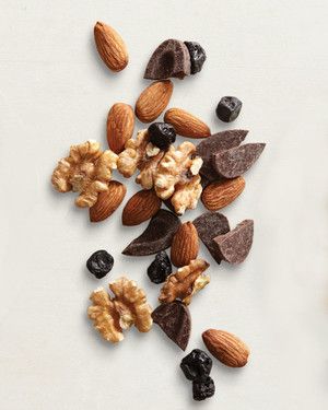 Nuts are loaded with heart-protective unsaturated fats. Dark chocolate can assist in lowering blood pressure, and the antioxidants in dried blueberries may stave off arterial plaque. Healthy Chocolate Recipes, Healthy Afternoon Snacks, Healthy Nuts, Unsaturated Fats, Dried Blueberries, Chocolate Nuts, Afternoon Snack, Clean Eats, Healthy Chocolate