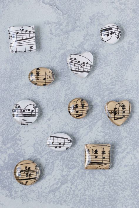 Diy Gifts Music Lovers, Music Paper Crafts Diy, Easy Diy Magnets, Diy Magnets To Sell, Magnet Crafts Diy, Diy Christmas Magnets, Spring Craft Ideas To Sell, Aesthetic Magnets, Flat Marble Crafts