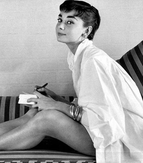 Audrey Hepburn white button-down shirt. Classic look. Audrey Hepburn Inspired, Black Slim Pants, Audrey Hepburn Quotes, Makeup Tip, Audrey Hepburn Style, Classic White Shirt, Vivien Leigh, Natalie Wood, Hepburn Style