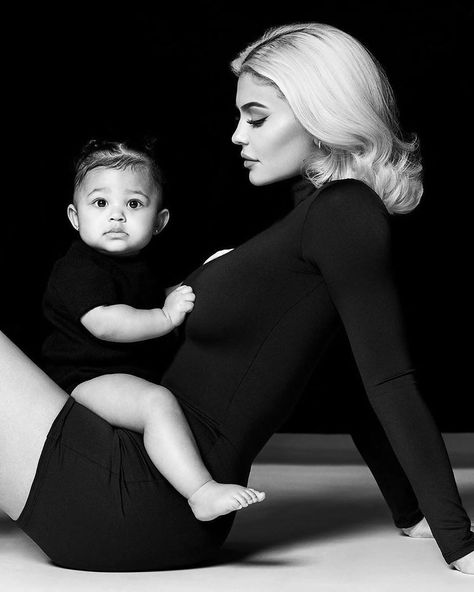 Kylie Jenner Updates on Instagram: “Kylie & Stormi in👆🏻 of fav past time family shoots 🖤” Mother Daughter 6 Month Photos, Mother And Infant Photoshoot, Black And White Family Pictures, Mom And Baby Photoshoot, Vday Shoot, Mommy Son Pictures, Motherhood Photoshoot, Mommy Daughter Photography, Mommy Daughter Photoshoot