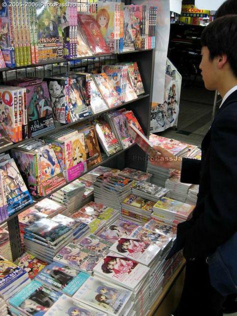 Anime Stores, Tokyo Akihabara, Tokyo Aesthetic, Visit Tokyo, Otaku Room, Go To Japan, Game Anime, Anime Store, Anime Room