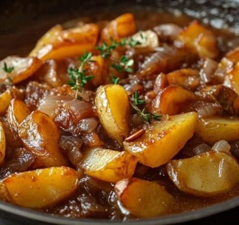 Recette du Ragoût de Pommes de Terre à l’Ancienne Dutch Recipes, Foods With Gluten, Beef Stew, Potato Recipes, Stew, Comfort Food, A Table, Good Food, Food And Drink