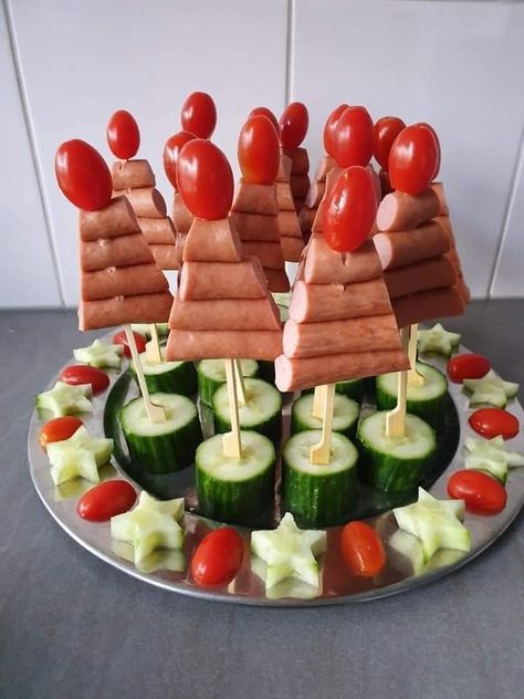 Ham And Cheese Christmas Tree Skewers, Paasontbijt School, Christmas Buffet, Grinch Party, Vegetable Tray, Xmas Food, Christmas Snacks, Ham And Cheese, Cooking With Kids