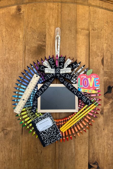 Prek Teacher Appreciation Gifts Ideas, Math Teacher Wreath, Diy Crayon Wreath, Wreath For Art Teacher, Crayons Wreath, Crayon Letters For Teachers, Crayon Wreath For Teachers, Crayon Wreath For Teachers Diy, Teacher Crayon Wreath