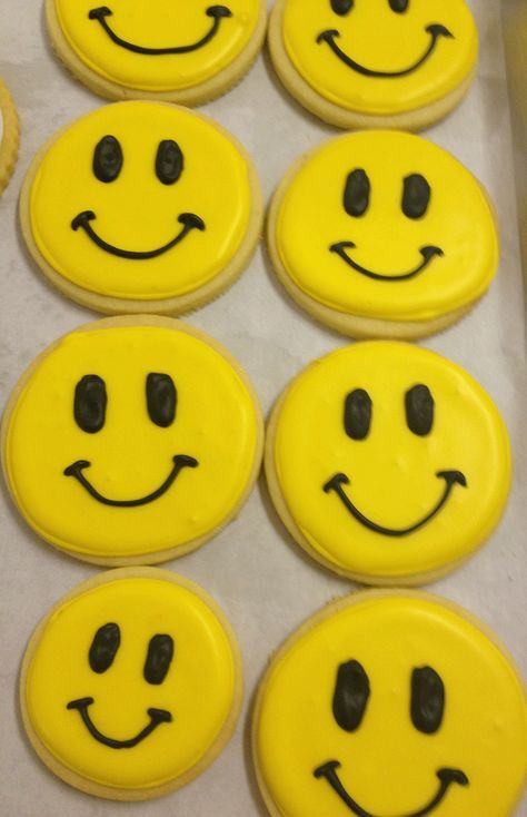 Happy Face Cookie. Have a great day! :-) Happy Face Cookies Smile, Cojines Aesthetic, Solvang Bakery, Face Cookies, Danish Pastries, Solvang California, Cookie Decorating Kits, Happy Smiley Face, Yellow Birthday