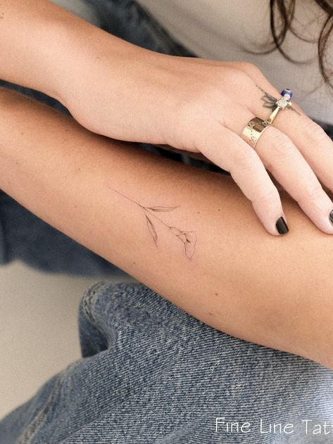 30 Meaningful Fine Line Tattoo Ideas for Females Small Calla Lily Tattoo, Minimal Lily Tattoo, Dainty Lily Tattoo, Lily Fine Line Tattoo, Lily Bouquet Tattoo, Fine Line Lily Tattoo, Small Lily Tattoo, Calla Lily Tattoo, Lilies Tattoo