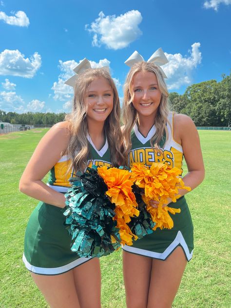 Sister Cheer Poses Photo Ideas, Highschool Cheer Pictures, Cute Cheer Poses With Friends, Cheer Duo Pictures, Cheerleader Pictures Poses Best Friends, Cheer Pic Ideas Best Friend, Cheer Games, Sideline Cheer, Cheer Photography