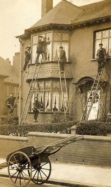 When I'm cleaning windows by lovedaylemon, via Flickr Cleaning Windows, Vintage Foto's, Victorian Life, Old Photography, Old Photographs, Old London, Antique Photos, Window Cleaner, White Photo