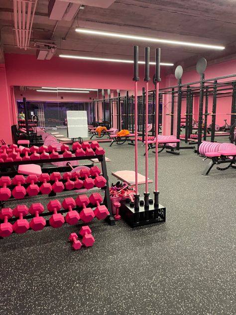 Getfitlascondes Girly At Home Gym, Pilates Pink Aesthetic, Pink At Home Gym, Women Only Gym Design, Retro Gym Aesthetic, Gym Aesthetic Pink, Pink Gym Aesthetic, Home Gym Aesthetic, Pretty Gym