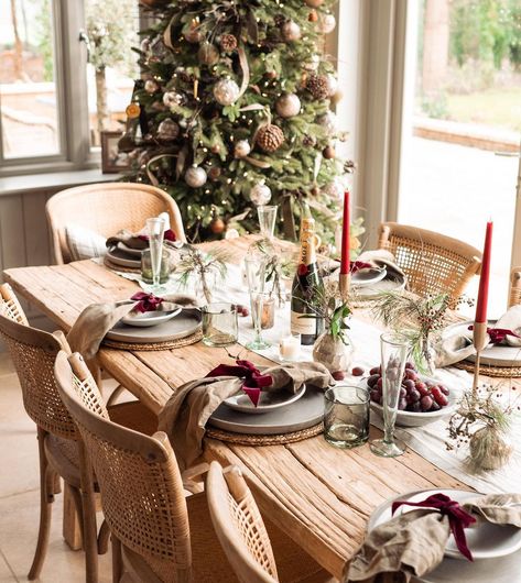 Millen-Gordon Home | It’s almost time to pack away the christmas decor but I couldn’t not share these pictures my husband captured the morning of our Boxing Day… | Instagram Modern Rustic Cabin, Lydia Millen, Woodland Christmas Tree, Xmas Table Decorations, Timber Dining Table, Red Green Christmas, Christmas Dinner Table, Christmas Interiors, Woodland Christmas