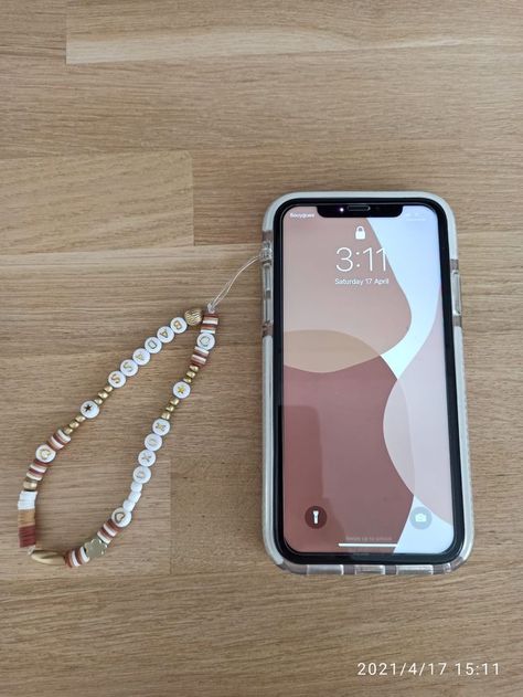 Phone Case Holder, Cell Phone Charms, Iphone Life, Bead Charms Diy, Beaded Necklace Diy, Beads Bracelet Design, Jewelry Accessories Ideas, Accra, Homemade Jewelry