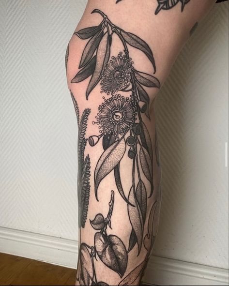 Eucalyptus Tattoo, Floral Back Tattoos, Optical Illusion Tattoos, Illusion Tattoos, Magnolia Tattoo, Hippie Tattoo, Engraving Tattoo, Tattoo Themes, Botanical Tattoo