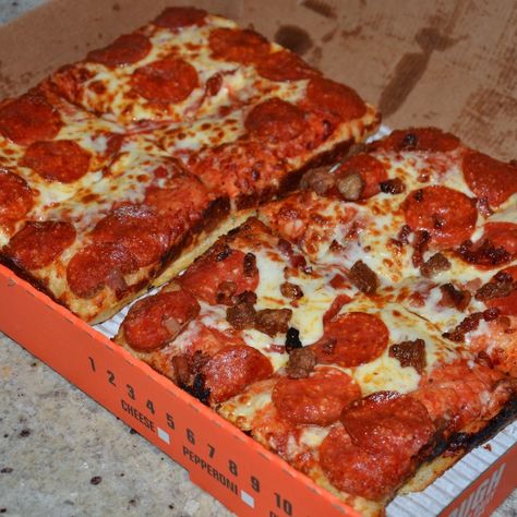 Pizza Dough Deep Dish, Lil Ceasars Pizza, 9 X 13 Deep Dish Pizza, Little Ceasars Pizza, Deep Dish Pizza Aesthetic, Chicago Deep Dish Pizza, Tumblr Food, Yummy Alcoholic Drinks, Deep Dish Pizza