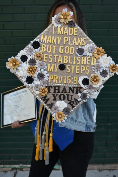 Graduation Cap Design Ideas, Cap Design Ideas, Nurse Graduation Cap, College Grad Cap Ideas, Nursing Graduation Pictures, Graduation Cap Decoration Diy, Pic Edit, High School Graduation Cap, College Graduation Cap Decoration