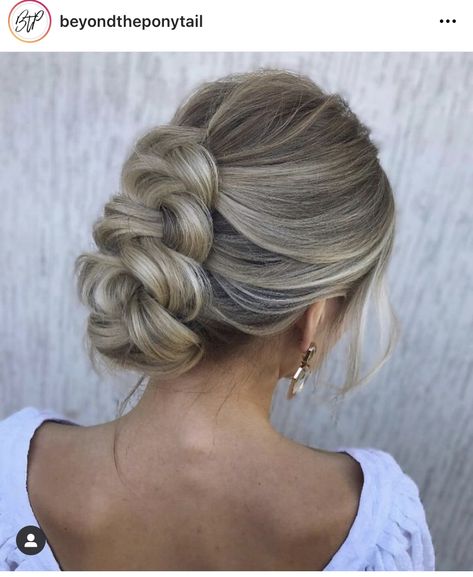 Bridesmaids Hairstyles For Medium Hair, Updos For Straight Hair, Chignon Simple, Bridemaids Hairstyles, Updos For Long Hair, Hair Adviser, Blonde Braids, Bridal Hair Updo, Long Hair Updo