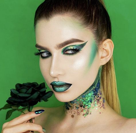 Green Witch Makeup Halloween Pretty, Wicked Witch Makeup Wizard Of Oz, Wicked Witch Of The West Make Up, Green Witch Makeup, Wicked Witch Makeup, Elphaba Makeup, 7 Deadly Sins Envy, Green Contour, Emerald Witch