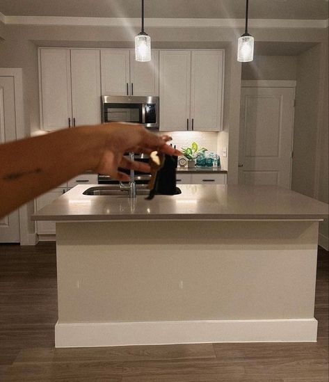 Holding House Keys Aesthetic, Holding Apartment Keys, New Apartment Aesthetic Keys, New House Keys Aesthetic, 2024 Aspirations, Pretty Bed, Yoga Morning, Mind Movie, Manifesting Board