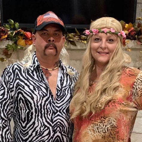 Funny Costume Duos, Tiger King And Carol Baskin Costume, Carol Baskin Halloween Costume, Florida Halloween Costume, Tiger King Costume Couple, Hysterical Couples Costumes, Tiger King Couples Costume, Joe Exotic And Carol Baskin Costume, Carol Baskin Costume