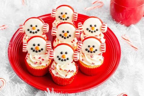 Fun Holiday Desserts, Easy Christmas Cupcakes, Festive Holiday Desserts, Winter Cupcakes, Peppermint Cupcakes, Christmas Cupcakes Recipes, Snowman Cupcakes, Holiday Cupcakes, Snowman Cookies