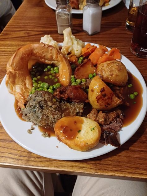 Saturday dinner at the Toby Carvery in Kinson, Bournemouth, Dorset, UK 🇬🇧 🍽🍺 Uk Christmas Dinner, Toby Carvery, Saturday Dinner, Dorset Uk, Random Aesthetics, Roast Dinner, Restaurant Food, Sunday Dinner, Easy Food