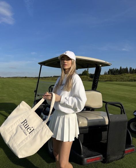 Look of the day golf aesthetics Golf Aesthetics, Cute Golf Outfit, Look Of The Day, Golf Outfits Women, Golf Outfit, Ladies Golf, The Day, Golf