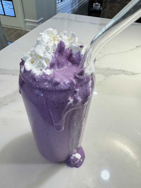 Blueberry Cheesecake protein shake with 30 grams of protein and doesn't contain protein powder! Could be breakfast or dessert! Blueberry Cheesecake Protein Shake, Cheesecake Protein Shake, Blueberry Protein Shake, Cheesecake Jello, Pancake Protein, Protein Drink Recipes, Lean Recipes, Blueberry Pancake, 30 Grams Of Protein