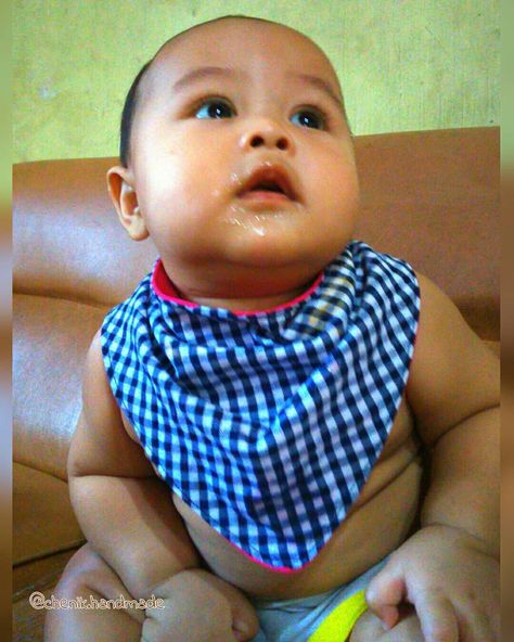 fadjar hidayah di Instagram "Bandana Baby bib /slabber/celemek makan/apron Selain bikin adik bayi tetep bersih pas makan, bisa buat adedoris juga Ukuran 30x30x42 cm…" Bandana Baby, Diy Baby, Diy Baby Stuff, Baby Stuff, Apron, Craft Projects, Baby Face, Instagram