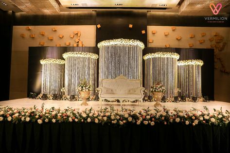 Tamil Wedding Reception Decoration, Reception Stage Decoration Indoor, Reception Stage Decorations Indian, Wedding Stage Design Indian, Indoor Reception Decorations, Reception Stage Decoration Indian Indoor, Grand Wedding Stage Decorations, Reception Decorations Indian, Reception Hall Decorations