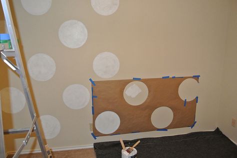 how to paint polka dots on walls Wallpaper Accent Wall Bathroom, Girls Room Paint, Kids Room Paint, Polka Dot Walls, Diy Wall Painting, Baby Wallpaper, Wall Paint Designs, Wallpaper Accent Wall, Kids Room Wallpaper