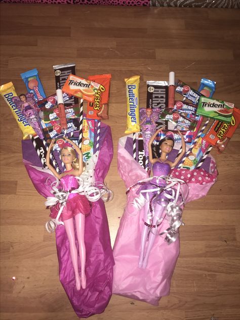 Candy bouquets with barbies n lip gloss :) for dance recitals. Unicorn Candy Bouquet, Ballet Recital Bouquet Ideas, Treat Bouquet Gift Ideas, Dance Bouquet Ideas, Recital Bouquet Ideas, Dance Recital Candy Bouquet, Candy Bouquet For Kids, Dance Recital Gifts Diy, Ballet Recital Gifts